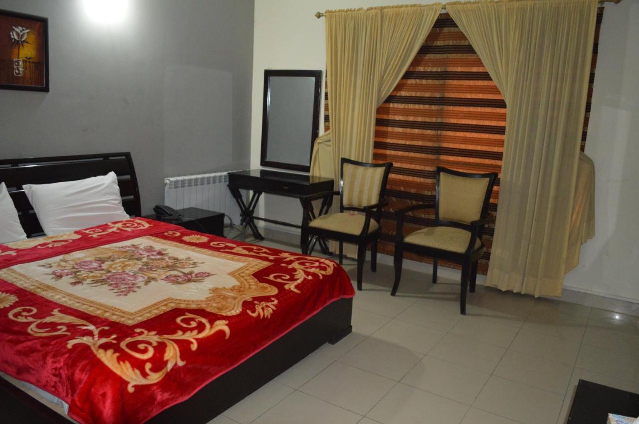 Tourist Hub Islamabad Bed & Breakfast エクステリア 写真