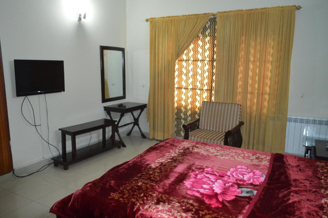 Tourist Hub Islamabad Bed & Breakfast エクステリア 写真