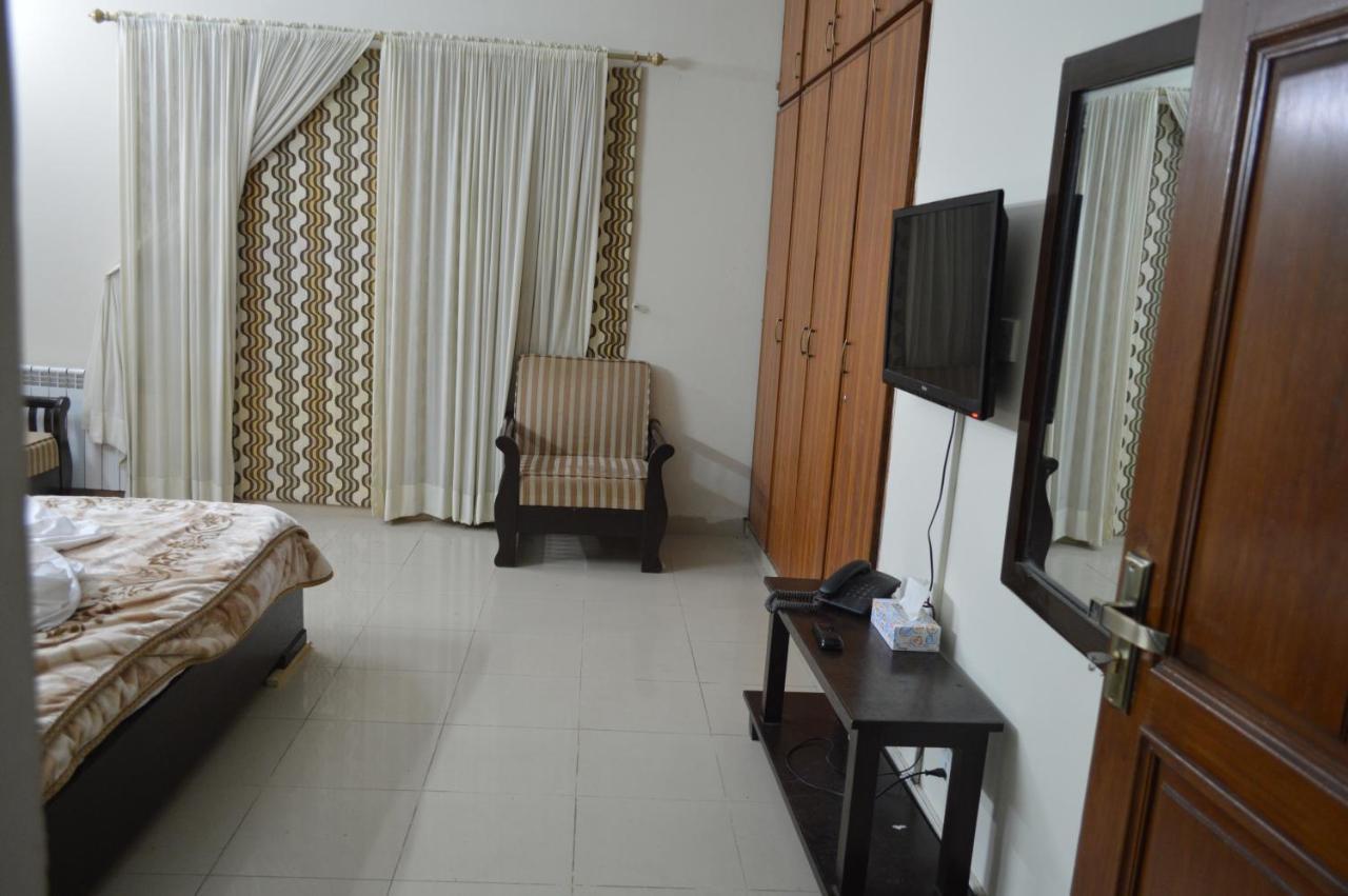 Tourist Hub Islamabad Bed & Breakfast エクステリア 写真