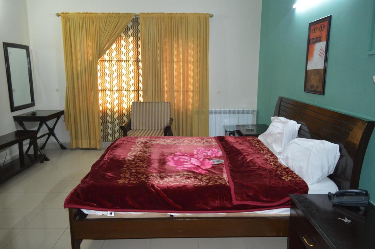Tourist Hub Islamabad Bed & Breakfast エクステリア 写真